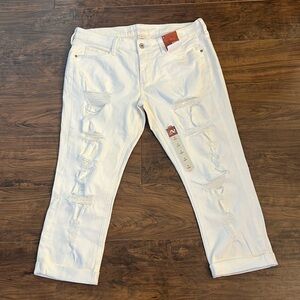 NWT Arizona Juniors Women’s Distressed Jean, Shredded White, sz 15, Crop Leg